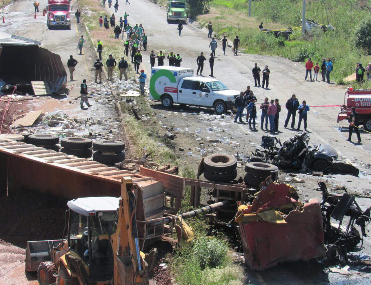 El accidente se registró alrededor de las 10:25 horas a la altura del Kilómetro 32 de la carretera federal México-Zacatepec, en la localidad de Santa Inés, en Tepetlaoxtoc. (EL UNIVERSAL)