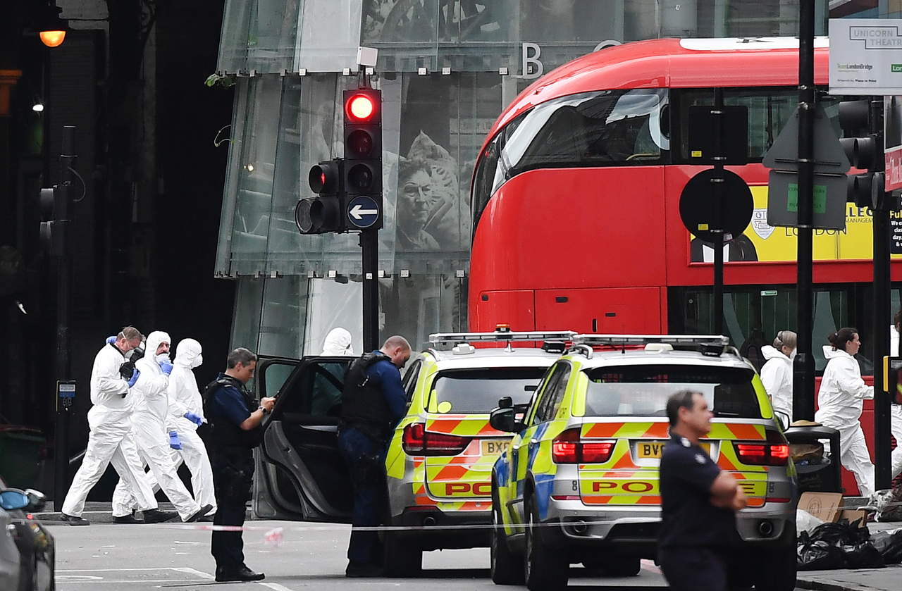 El alcalde de Londres, Sadiq Khan, y otras autoridades encabezarán a las 16.30 horas un minuto de silencio en recuerdo de los fallecidos y de los heridos junto al puente de Londres, acompañado de los familiares de las víctimas. (EFE)