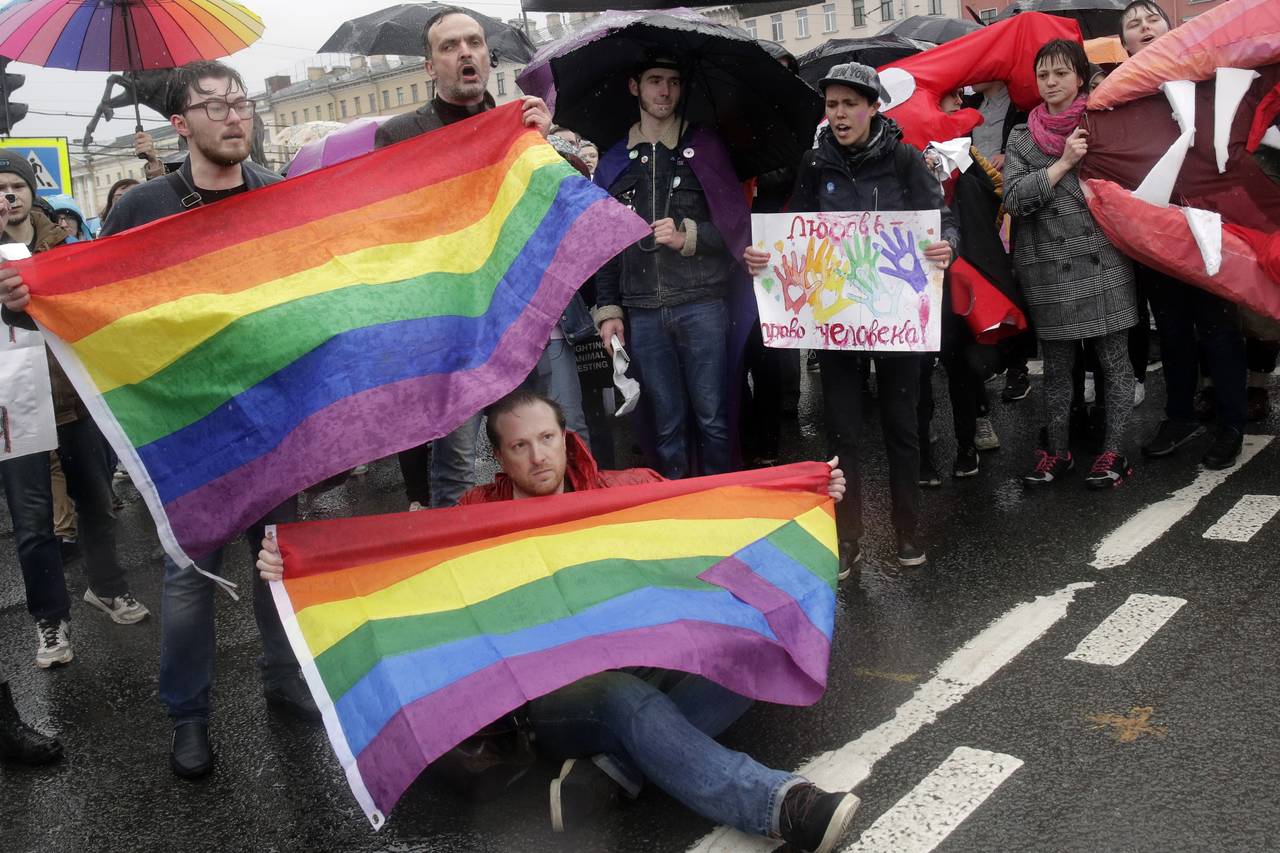 Activistas gays protestan en San Petersburgo, Rusia. Existen dudas sobre tolerancia a aficionados LGBT en Mundial ruso