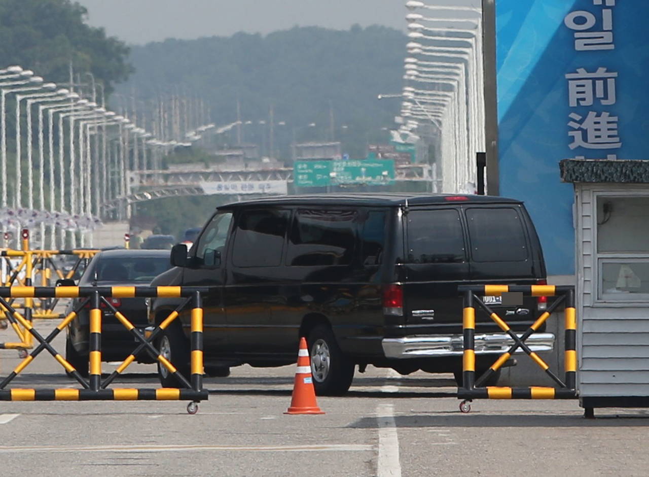 Seguridad. Los vehículos de la delegación de EU cruzan el puente fronterizo de Paju, Corea del Sur. (EFE)