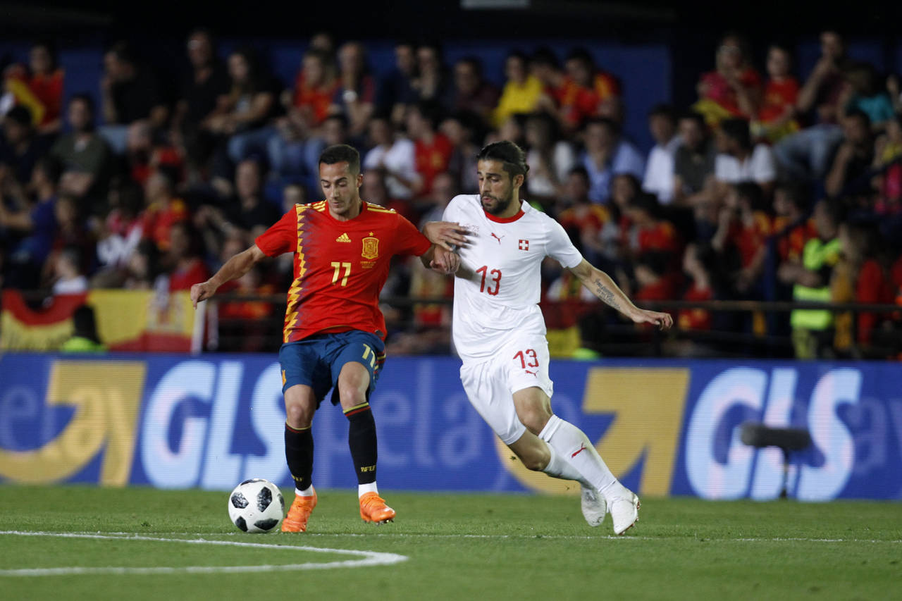 El español Lucas Vázquez (izquierda) y el suizo Ricardo Rodríguez disputan el balón en un partido amistoso. España empata con Suiza en penúltimo duelo previo
