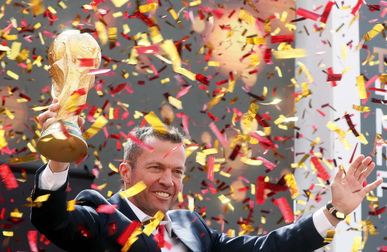 Lothar Matthäus muestra el trofeo que se entregará en la final del Mundial.