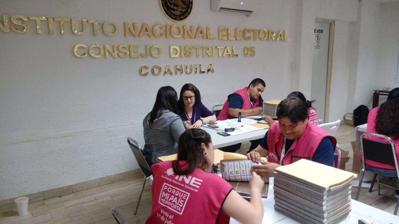 En las Juntas Distritales del Instituto Nacional Electoral de Coahuila se lleva a cabo el conteo y sellado de cada una de las boletas. (GUADALUPE MIRANDA)
