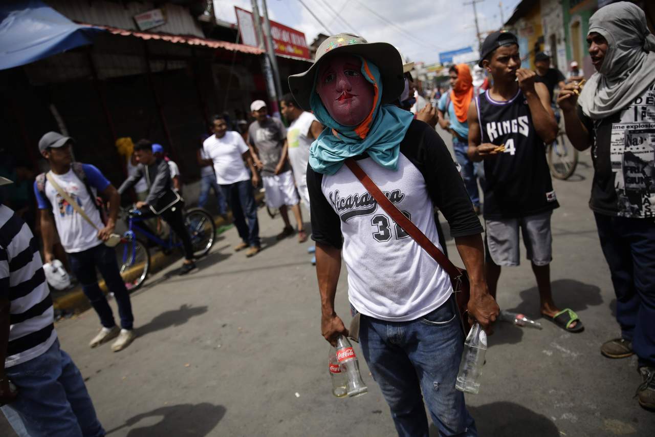  El ambiente de tensión creció hoy en Nicaragua tras un fin de semana en el que los organismos humanitarios reportaron la muerte de al menos 7 personas en enfrentamientos violentos y denuncias de un ataque con insecticida en la población de Masaya. (EFE)