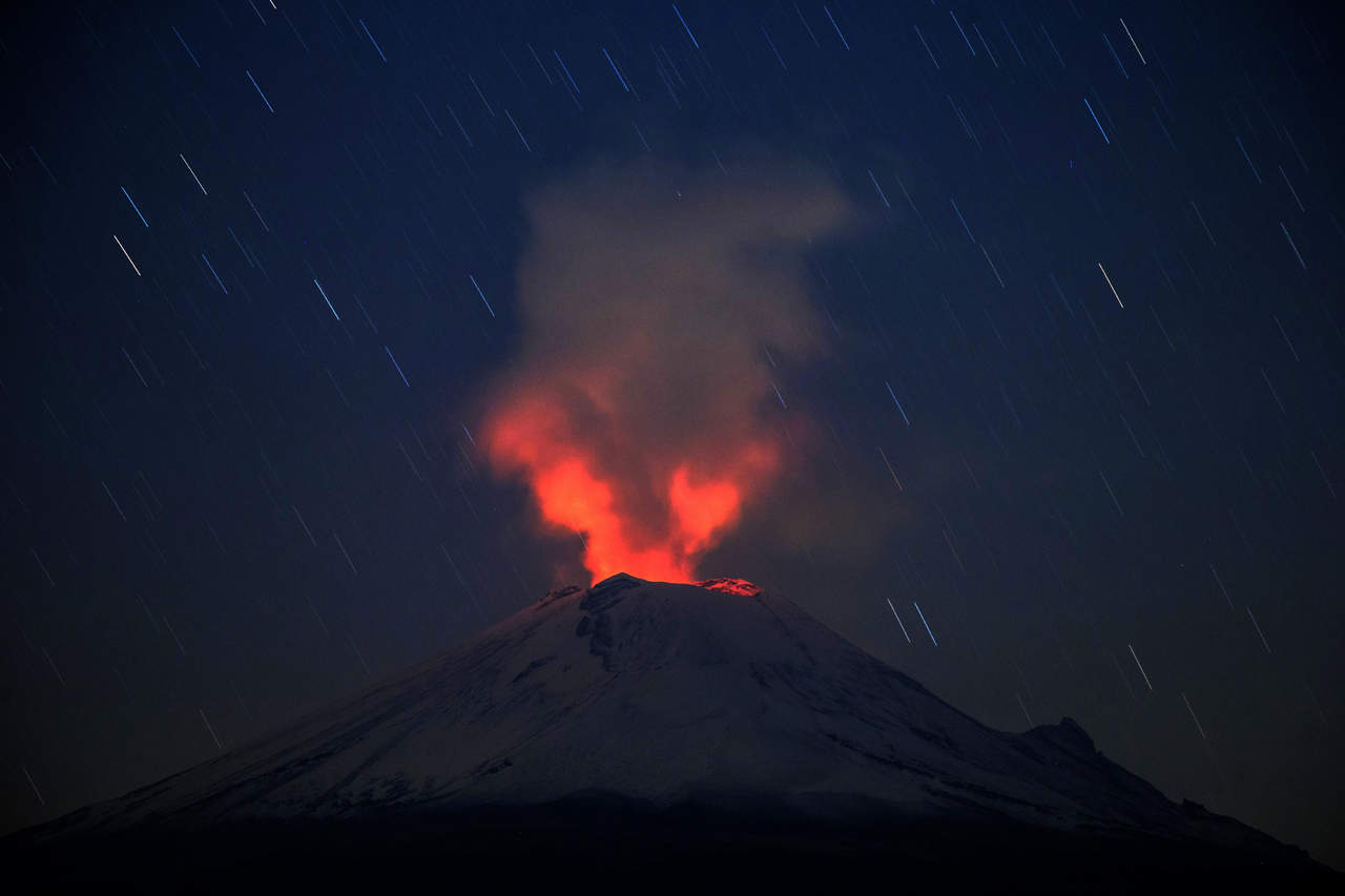 En México también existe un gigante dormido: el Volcán Popocatépetl, que tiene una elevación de cinco mil 426 metros. Si este volcán hiciera erupción, los daños abarcarían a más de tres entidades del país. (ARCHIVO)