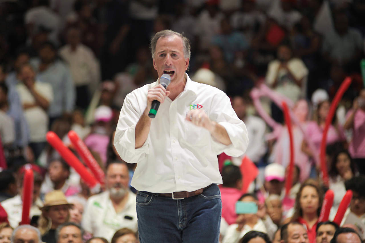 Durante un evento en la capital potosina, el candidato de la coalición Todos por México exclamó que los maestros que lo apoyan a él son los que están en el salón de clases. (NOTIMEX)