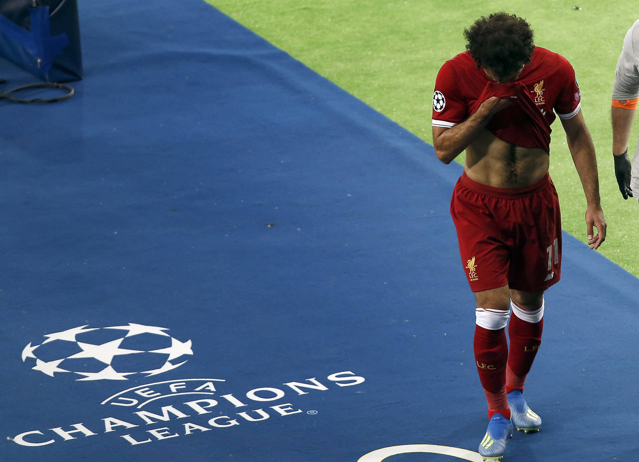 Mohamed Salah, del Liverpool, deja la cancha después de una caída con Sergio Ramos, del Real Madrid durante la final de la Liga de Campeones el 26 de mayo en Kiev, Ucrania. (Fotografía de AP)