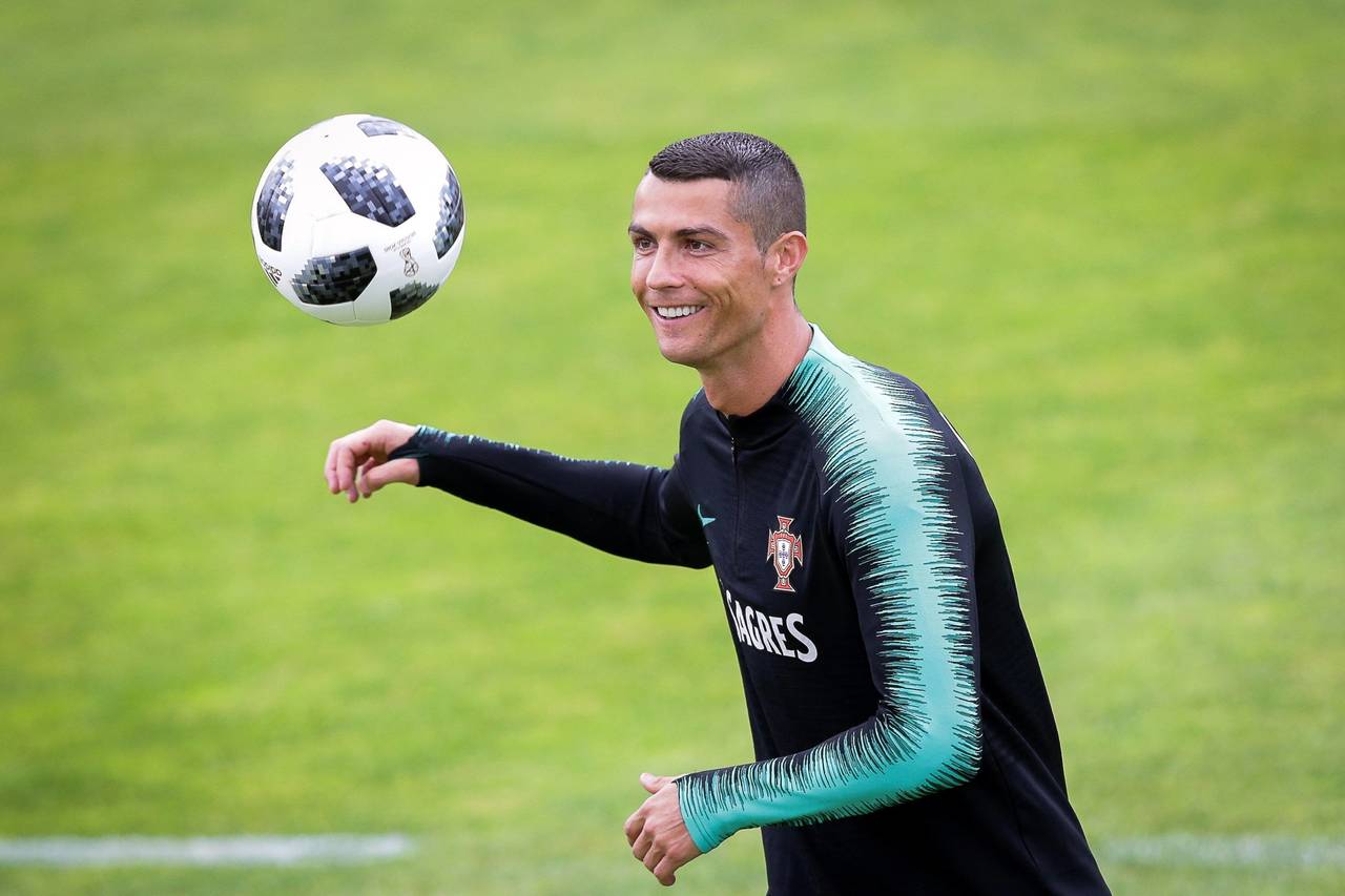 El delantero de la selección portuguesa Cristiano Ronaldo participa en una sesión de entrenamiento del equipo en Oeiras, Portugal. Cristiano Ronaldo se incorpora Portugal