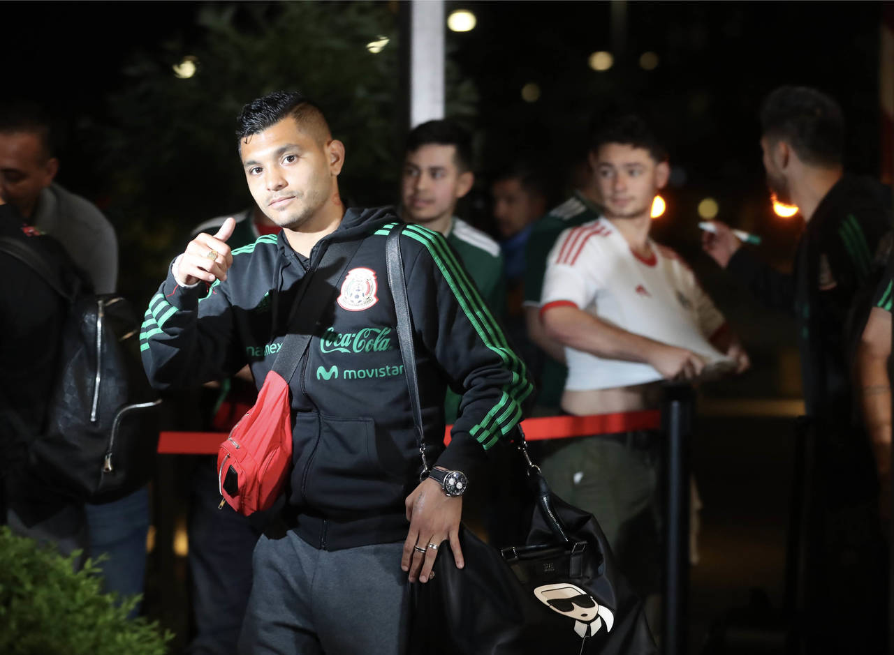 Aspectos de la llegada de la Selección Mexicana al aeropuerto danés, país en donde el sábado se medirá con Dinamarca en juego amistoso previo al Mundial de Rusia 2018. En la imagen, Jesús Corona. (El Universal)