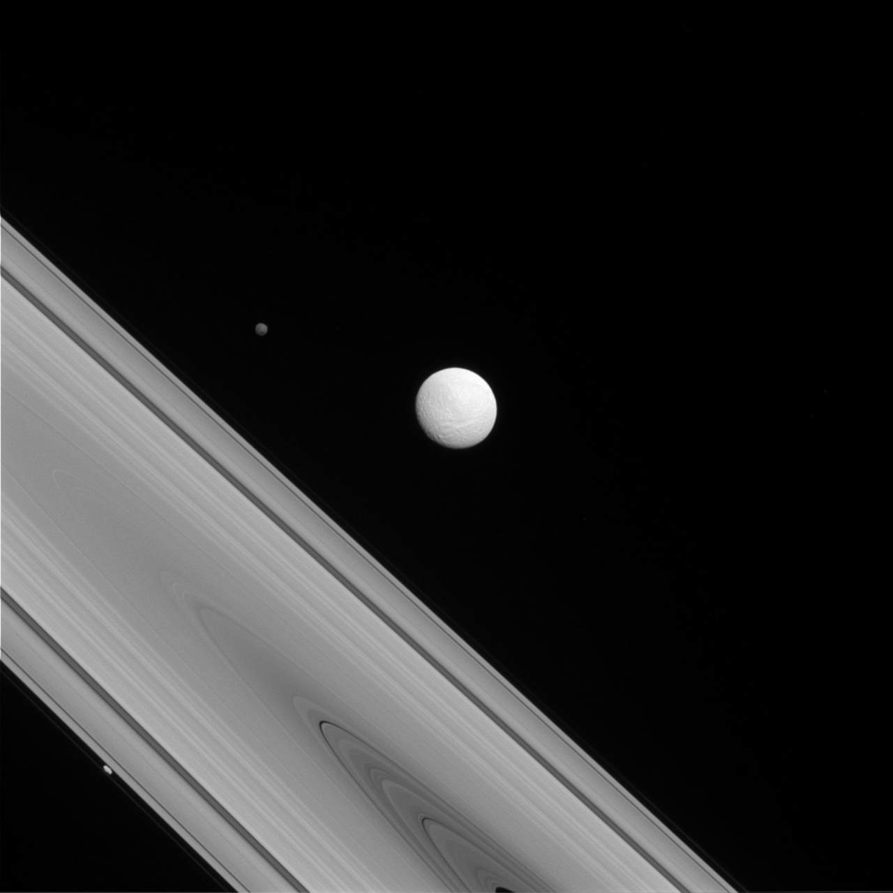 La NASA mostro una imagen de la luna de Saturno 'Tetis' la cual debido al cráter que tiene su aspecto es similar a la 'Estrella de la Muerte'.  (ARCHIVO)