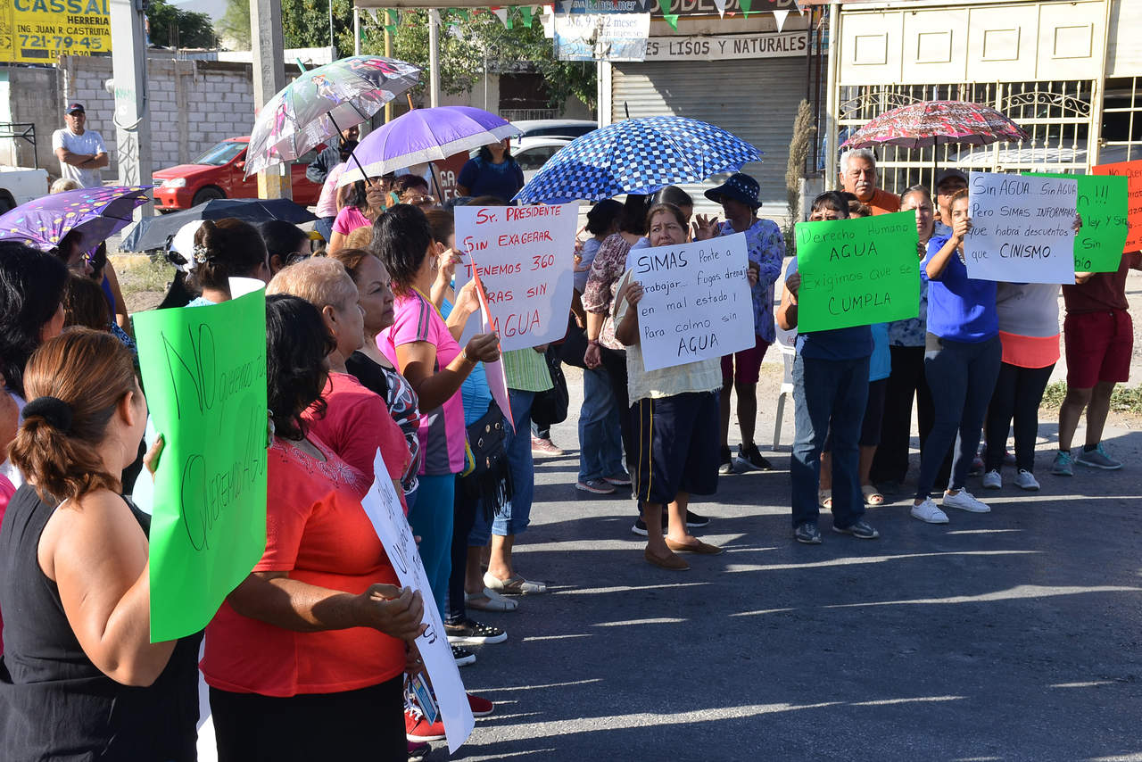Manifestantes realizaron un bloqueo parcial en Diagonal Las Fuentes y Saltillo 400. (FERNANDO COMPEÁN) 
