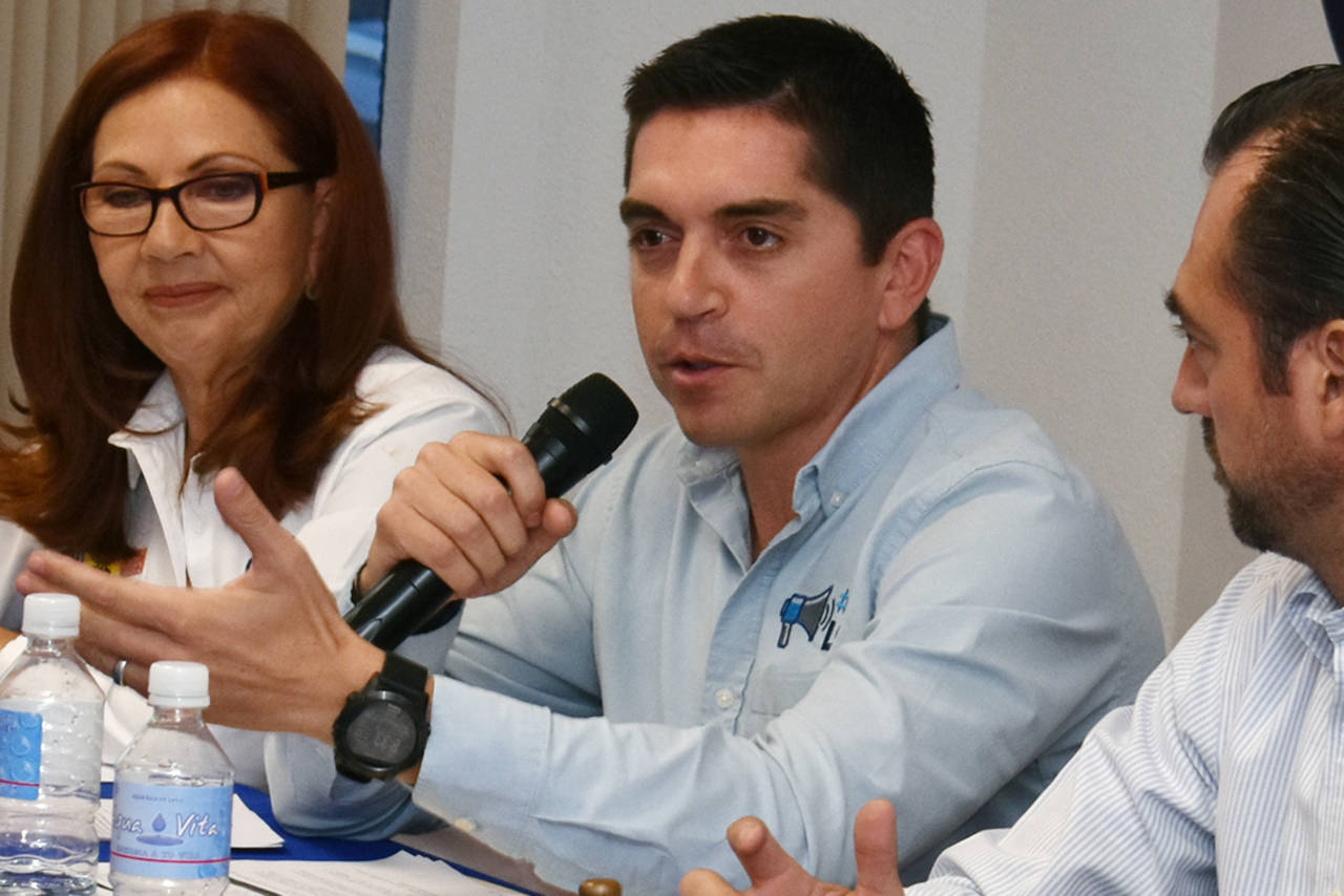 Campaña. El candidato del PAN a diputado federal, Luis Fernando Salazar, se comprometió a donar su sueldo. (EL SIGLO DE TORREÓN)