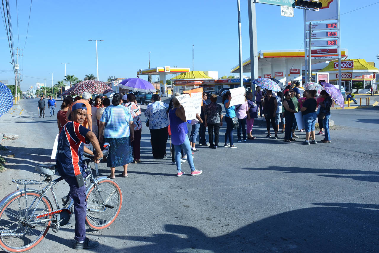 Sin agua. En Diagonal de las Fuentes y Saltillo 400, se registró ayer una de las cuatro manifestaciones por falta de agua. (FERNANDO COMPEÁN)