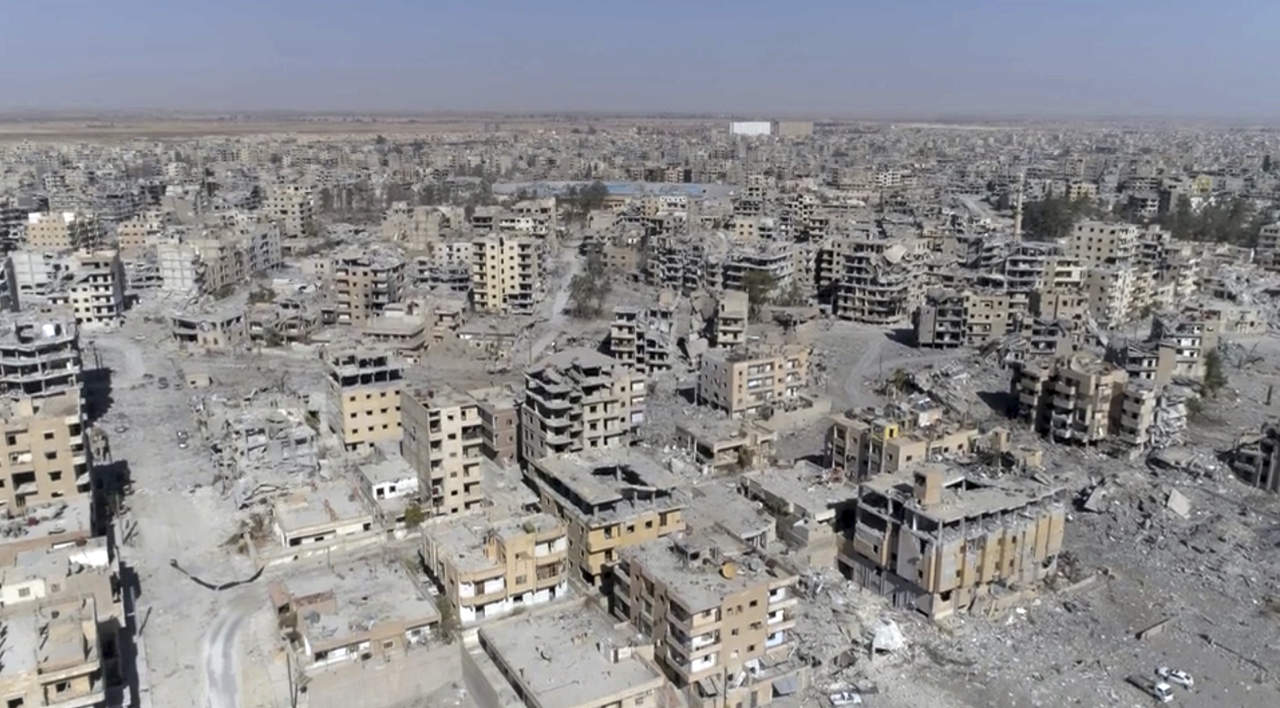 La coalición liderada por Estados Unidos asesinó a cientos de civiles y dejó una ciudad de ruinas en su campaña militar por liberar Raqqa. (AP)