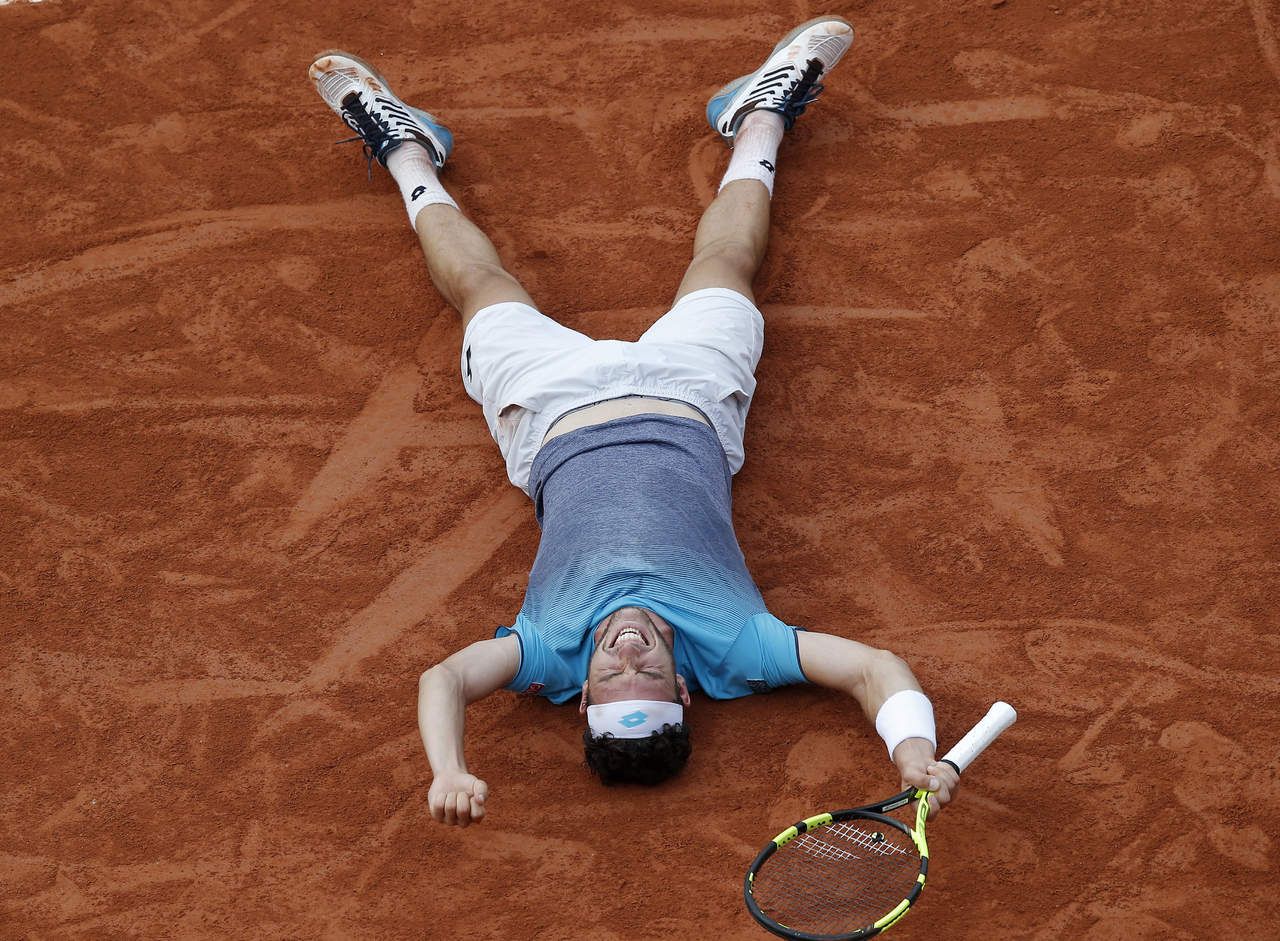 Marco Cecchinato celebra tras su victoria ante Novak Djokovic. (AP)
