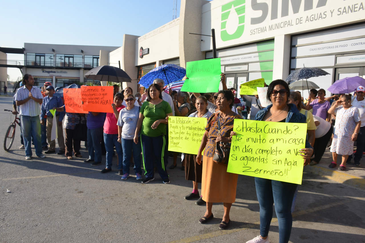 Esta mañana, manifestantes permanecieron al exterior de las oficina del Simas en Rodríguez Triana. (FERNANDO COMPEÁN) 