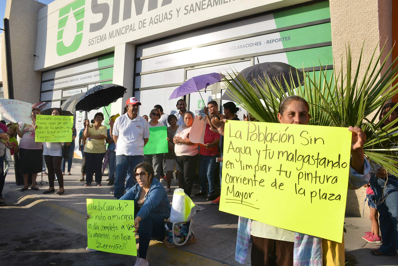 Con pancartas en mano, protestaron a las afueras de las oficinas de Simas. (FERNANDO COMPEÁN) 