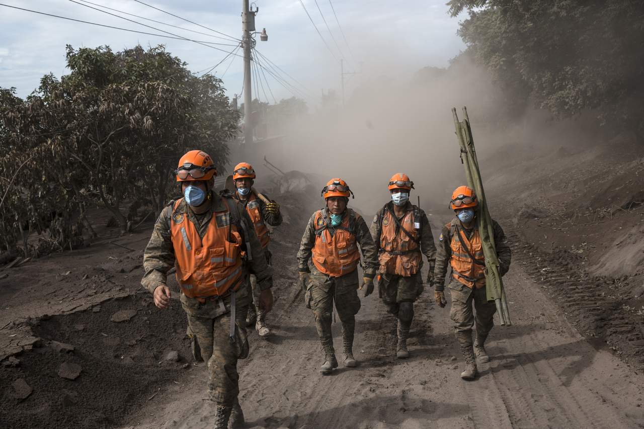 Con estos cuerpos sumarían 82 la cifra de fallecidos por la potente erupción que registró el pasado domingo el coloso situado a unos 50 kilómetros al oeste de la capital guatemalteca. (AP)