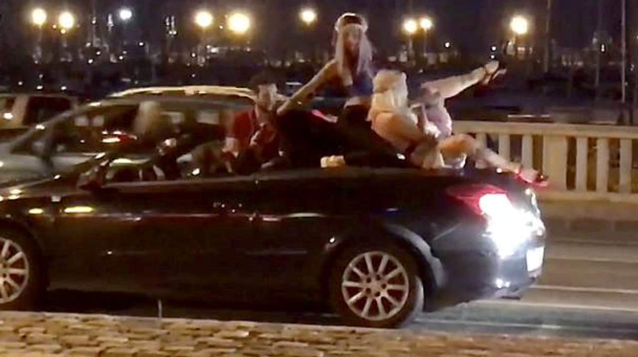 Mujeres bailan provocativamente en un auto y multan al conductor