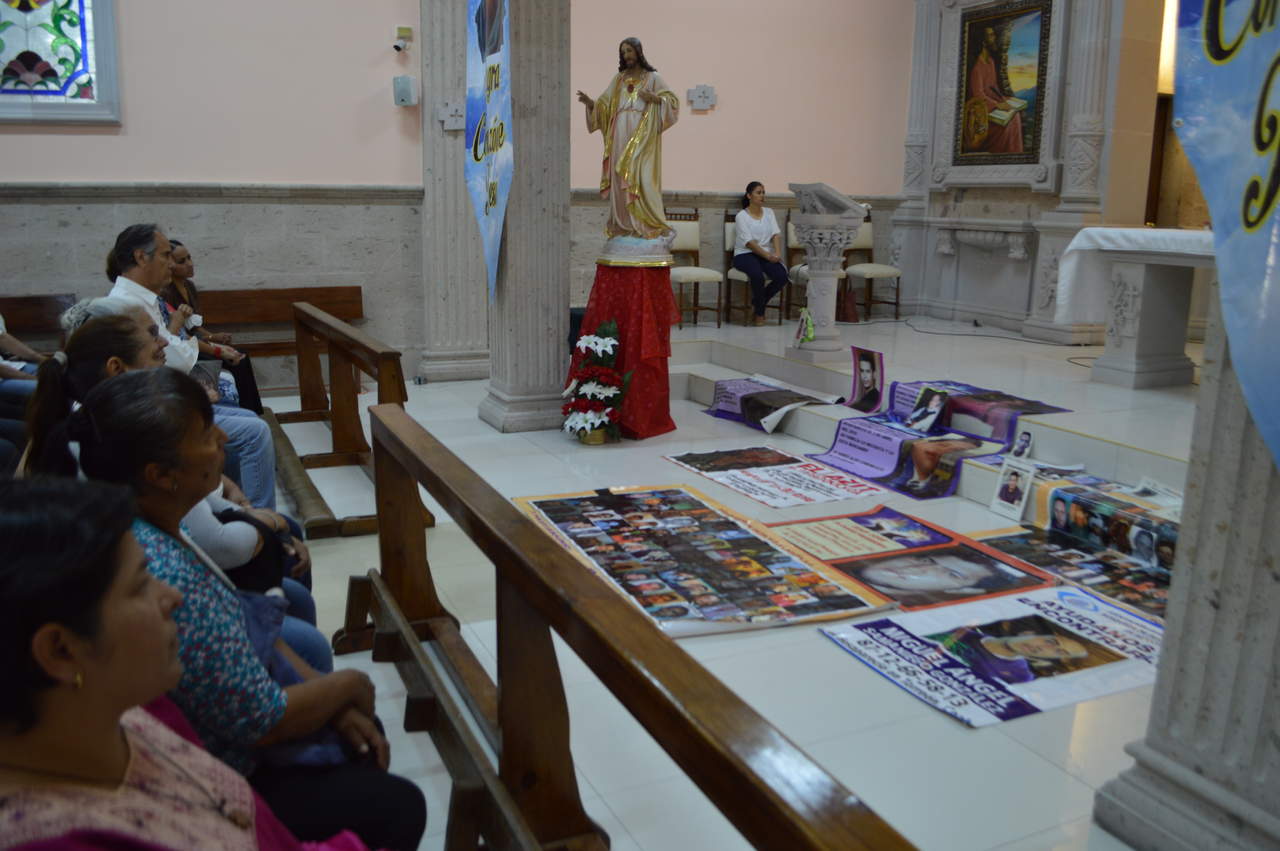 A unos metros del altar colocaron imágenes de sus familiares que han desaparecido, así como lonas con diversos mensajes que son utilizados durante sus actividades de manifestación pública. (ARCHIVO)