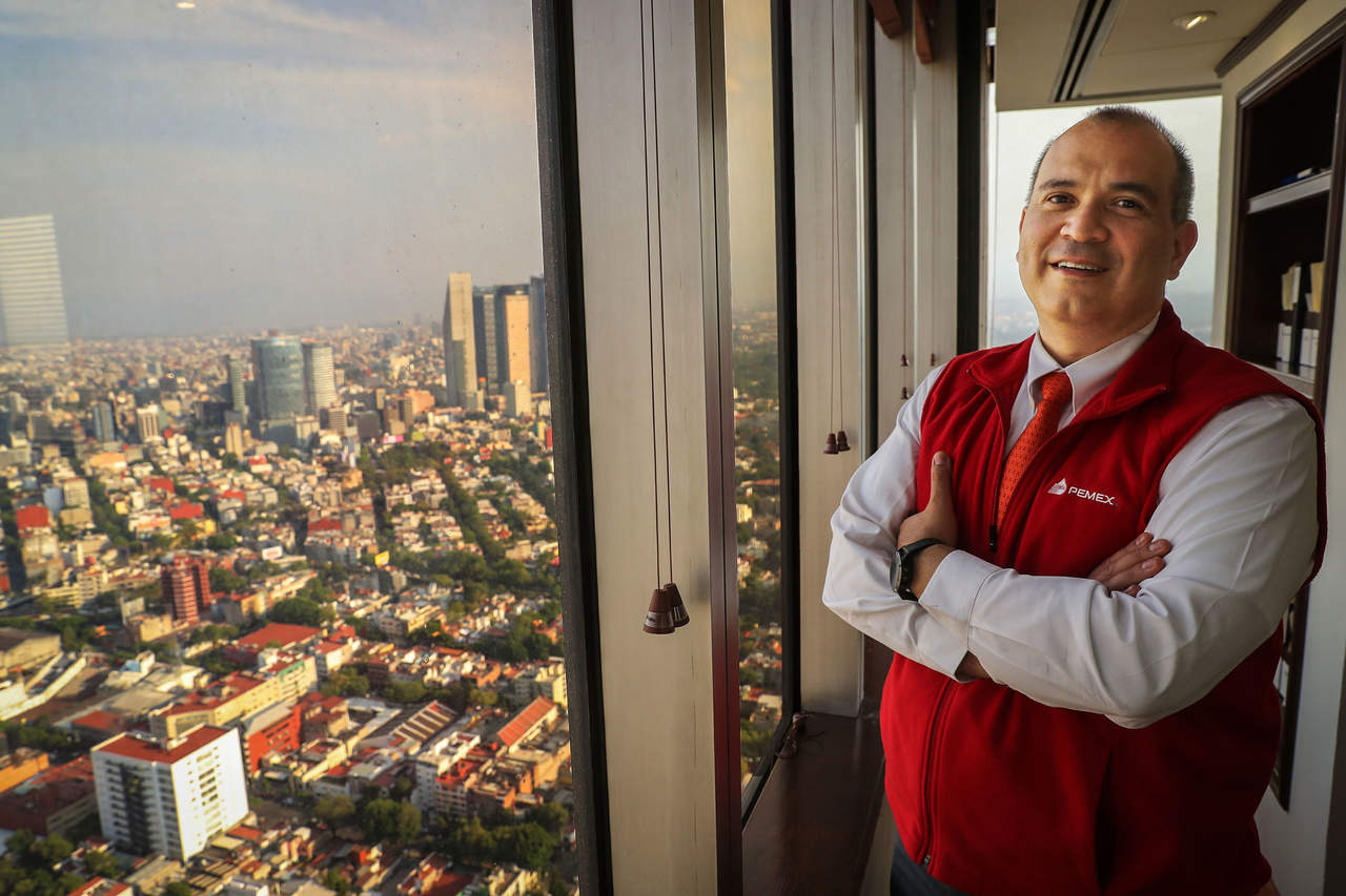 En las oficinas de la Torre Ejecutiva de Pemex, Treviño Medina asegura que la empresa y sus petroleros van a trabajar con el gobierno que sea, gane quien gane la elección. (EL UNIVERSAL) 
