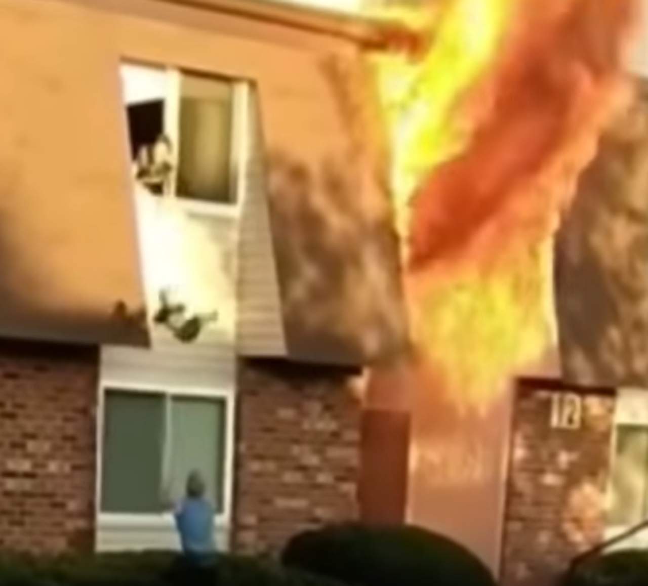 Mujer avienta a su bebé para salvarlo de un incendio