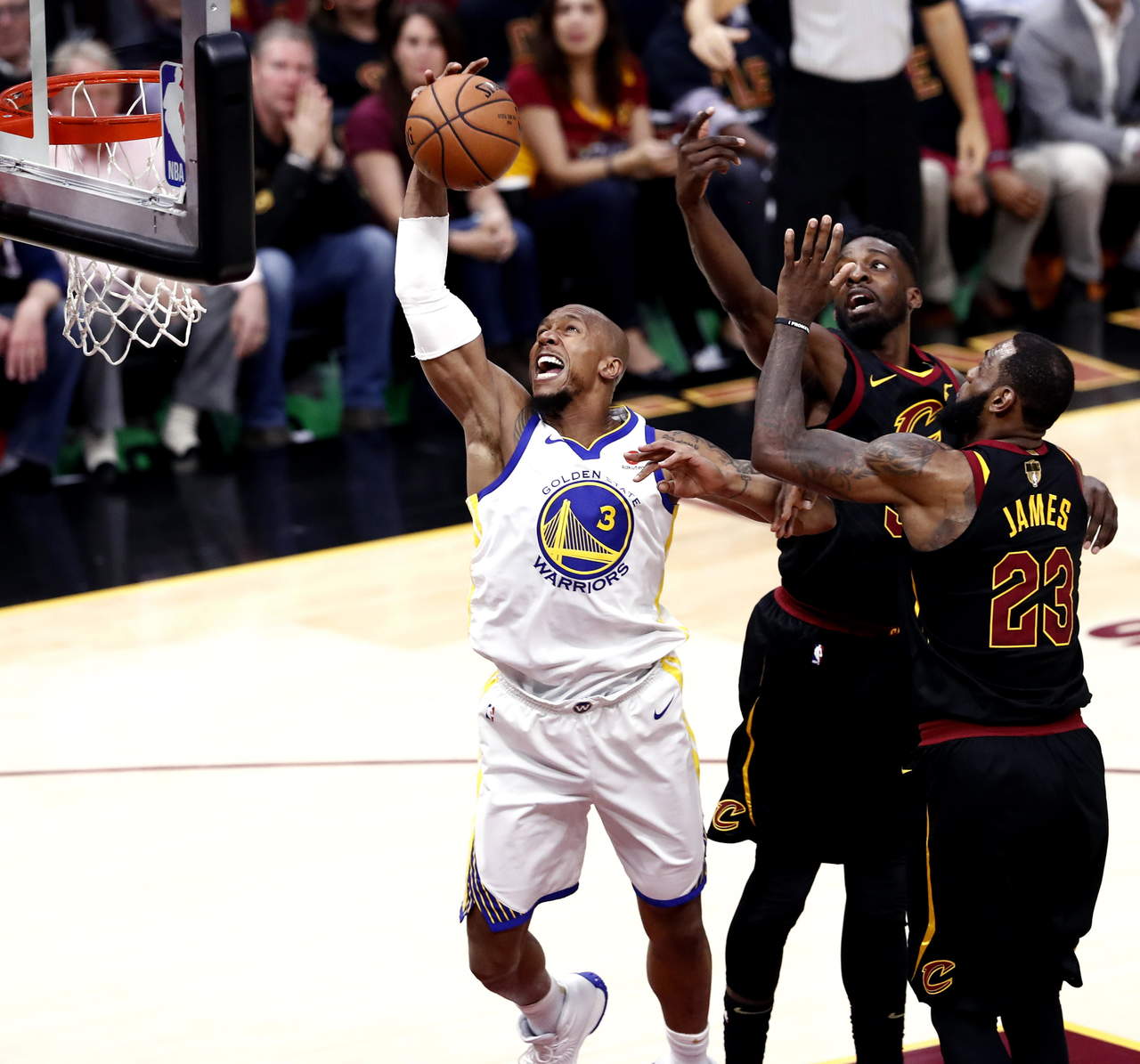 Recordó que en junio pasado los Cavaliers perdieron el tercer partido ante los Warriors con otra canasta decisiva del alero Kevin Durant y en el cuarto lo ganaron por paliza de 137-116. (ARCHIVO)