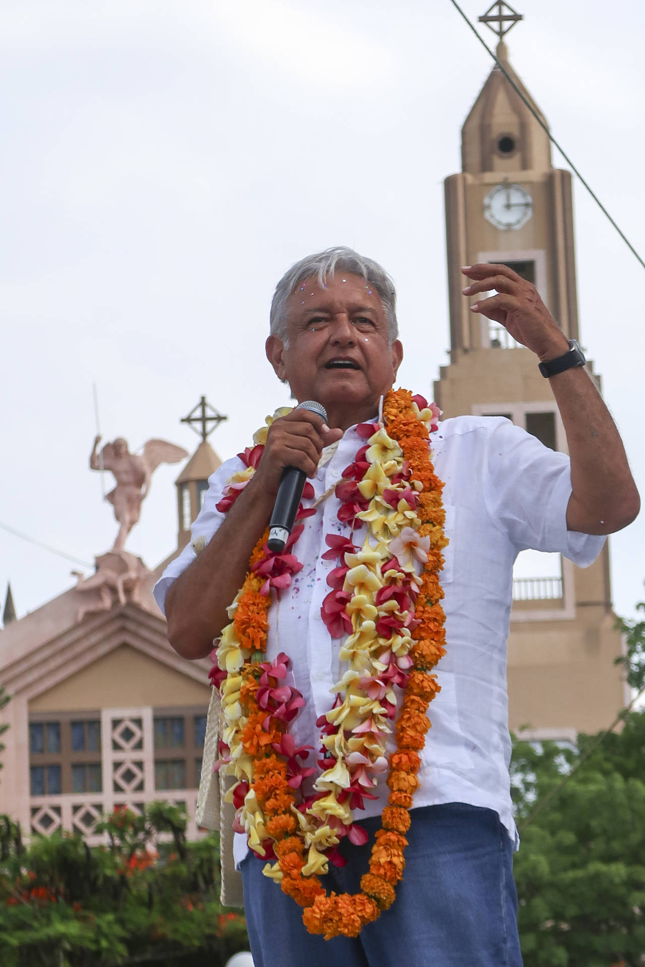 Riesgo. López Obrador reliza una gira por una de las zonas de mayor riesgo en el país. (AGENCIAS)