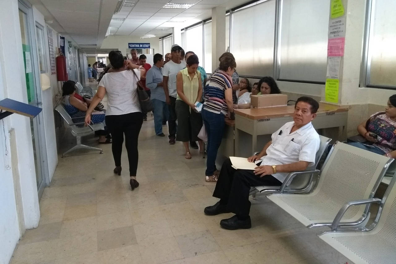 Entrega. Ahora, se surten los medicamentos controlados en el primer piso del Hospital del ISSSTE de la ciudad de Torreón. (ANGÉLICA SANDOVAL)