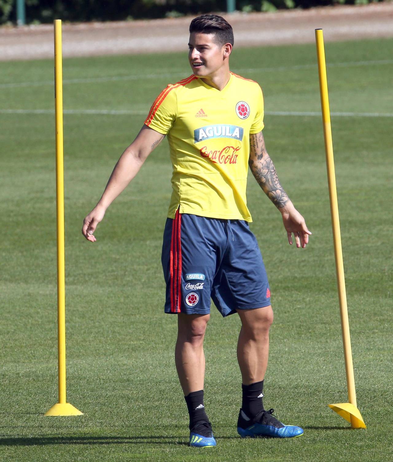 El futbolista James Rodríguez participa en un entrenamiento. Confiscan 5 mil camisetas falsas