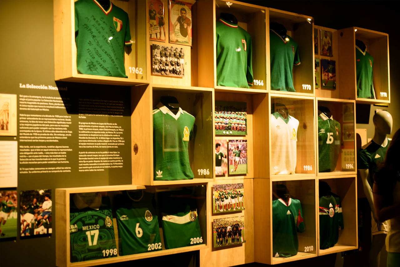 Como máximo exponente del futbol mexicano, se dedica una sala completa a la información relacionada con el Tricolor, donde se pueden apreciar uniformes históricos del representativo nacional.  (Fotos de Jesús Galindo)