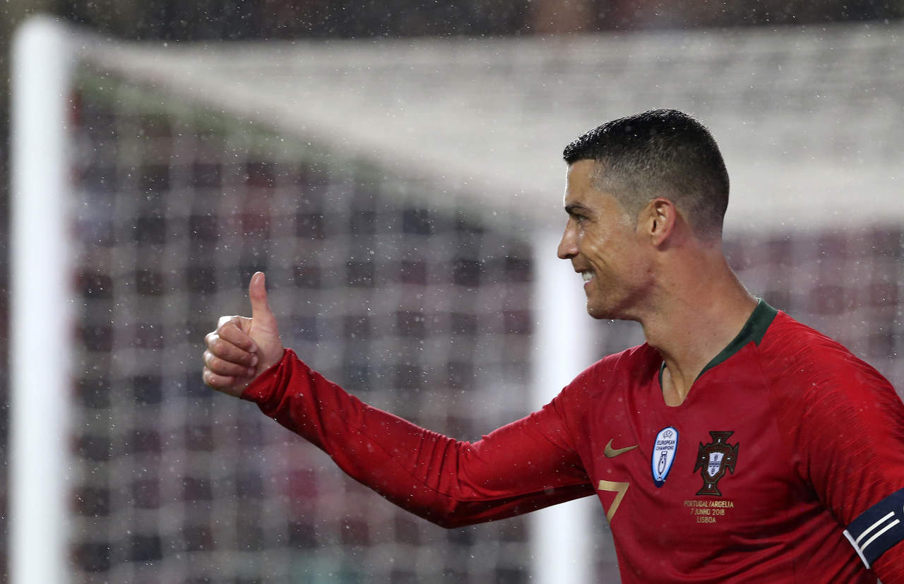La selección de Portugal, dirigida por el técnico Fernando Santos, derrotó al combinado de Argelia 3-0. (AP)
