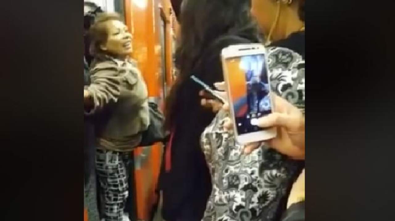 La mujer tuvo que esperar al siguiente vagón cuando las autoridades intervinieron (INTERNET)   