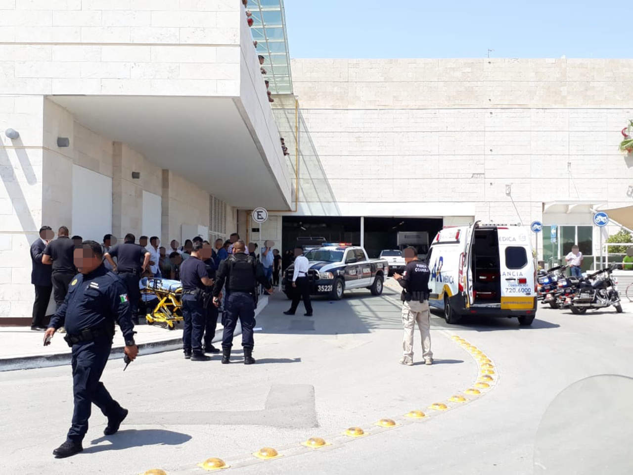 El ataque ocurrió cerca de las 11:50 de la mañana de este viernes en el estacionamiento del centro comercial Galerías Laguna, a las afueras del área de restaurantes. (EL SIGLO DE TORREÓN)