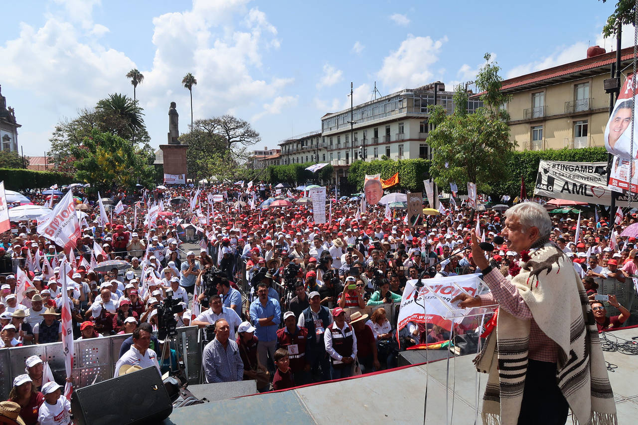 Seguido. El candidato Andrés Manuel López Obrador continuó su gira política en Michoacán.