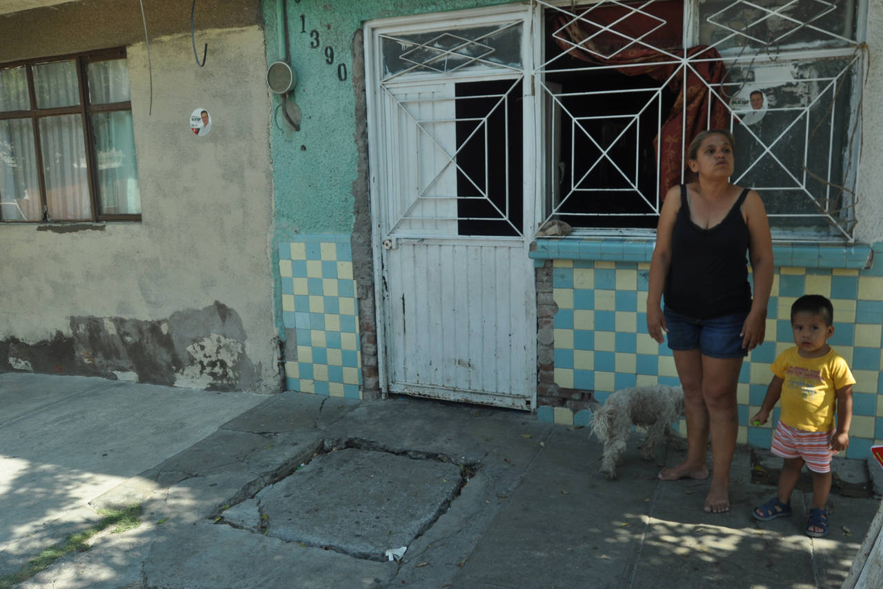 Molestia. María del Carmen es una de las vecinas de El Arenal que exige una solución al problema de drenaje y desabasto de agua. (GUADALUPE MIRANDA)