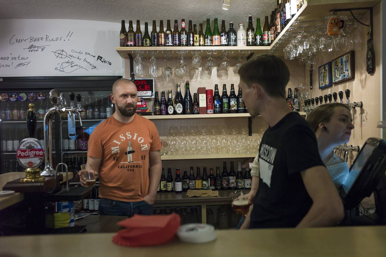 En esta foto del viernes 22 de mayo de 2015, Stanislav Obraztsov charla con sus colegas en un bar especializado en cerveza artesanal en Moscú, Rusia. (AP)