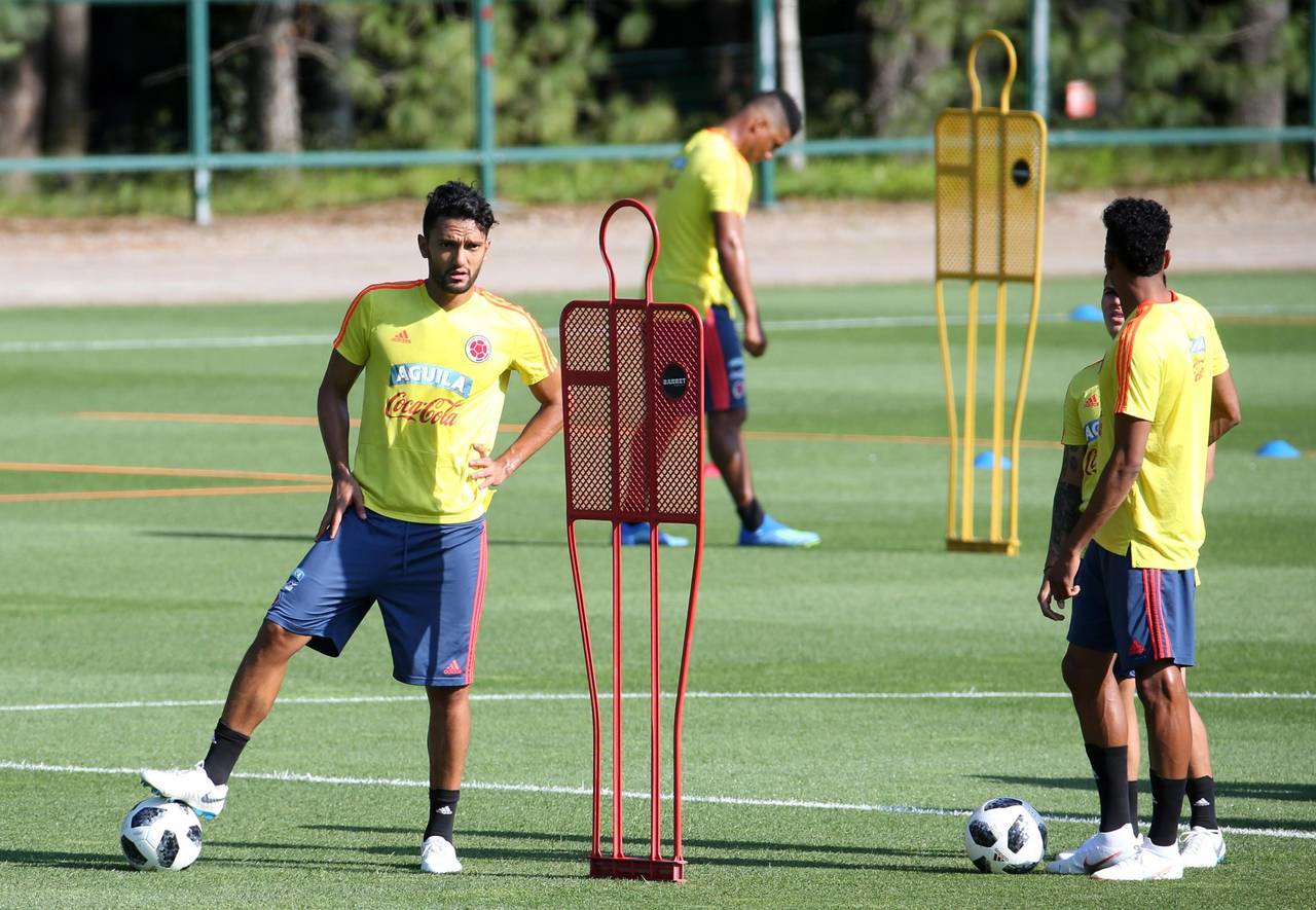 El centrocampista de la selección colombiana de futbol Abel Aguilar (i) participa en una sesión de entrenamiento. (EFE)