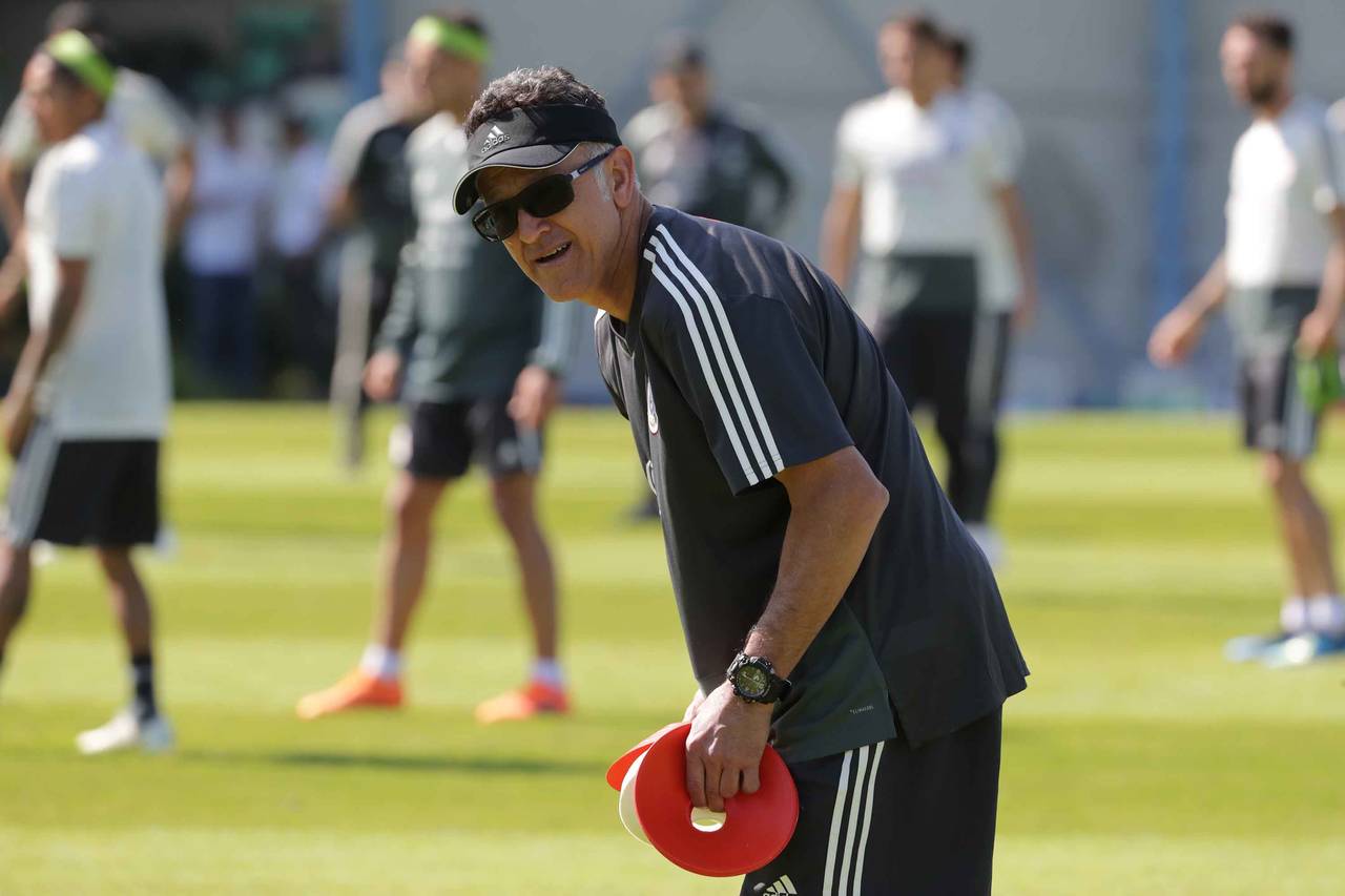 Juan Carlos Osorio, durante entrenamiento de la Selección Mexicana previo al partido que tendrán con Dinamarca Celebra Osorio su cumpleaños a días de Rusia 2018 (Agencias)