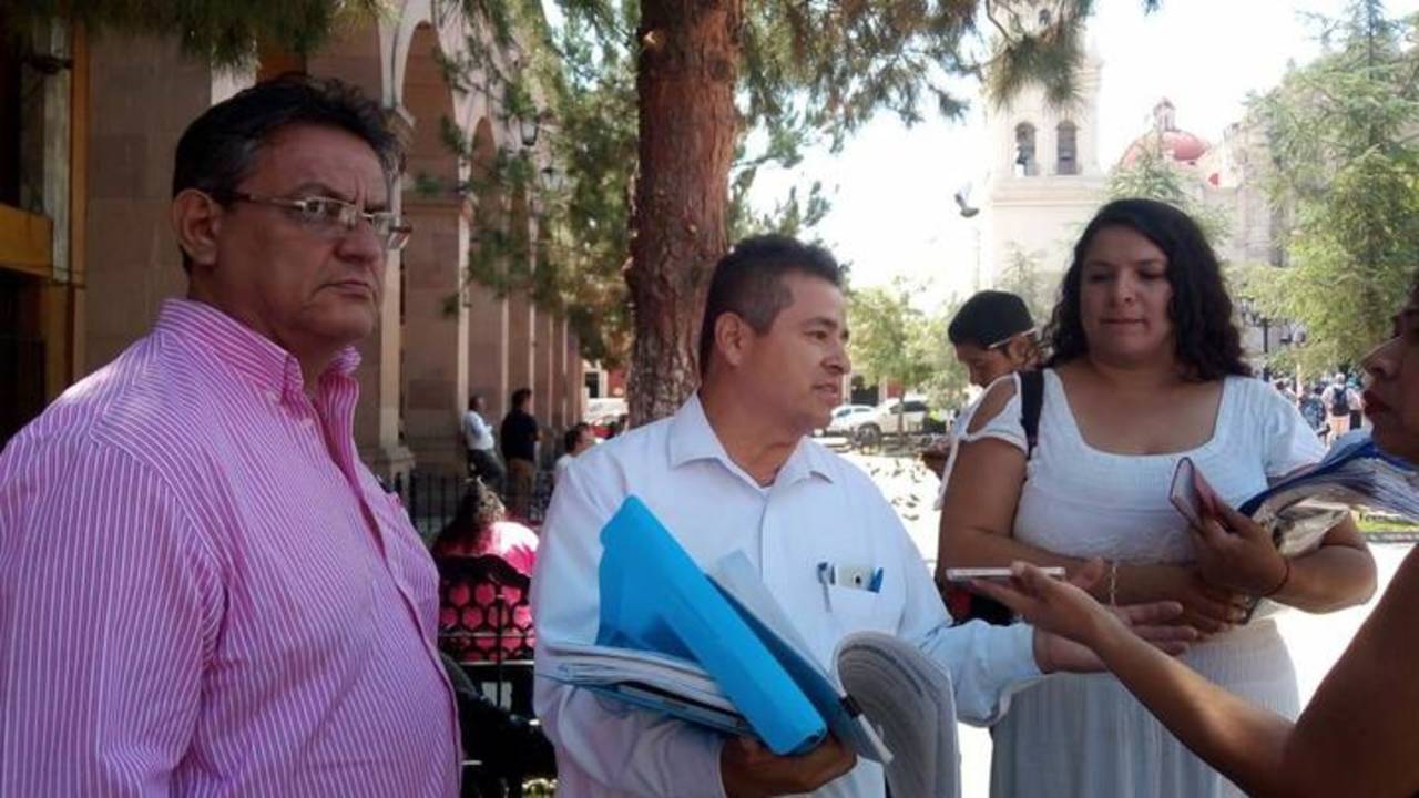 Angustia. Alrededor de seis madres de familia de Saltillo y Torreón, acudieron con un abogado a las 11:30 de la mañana.