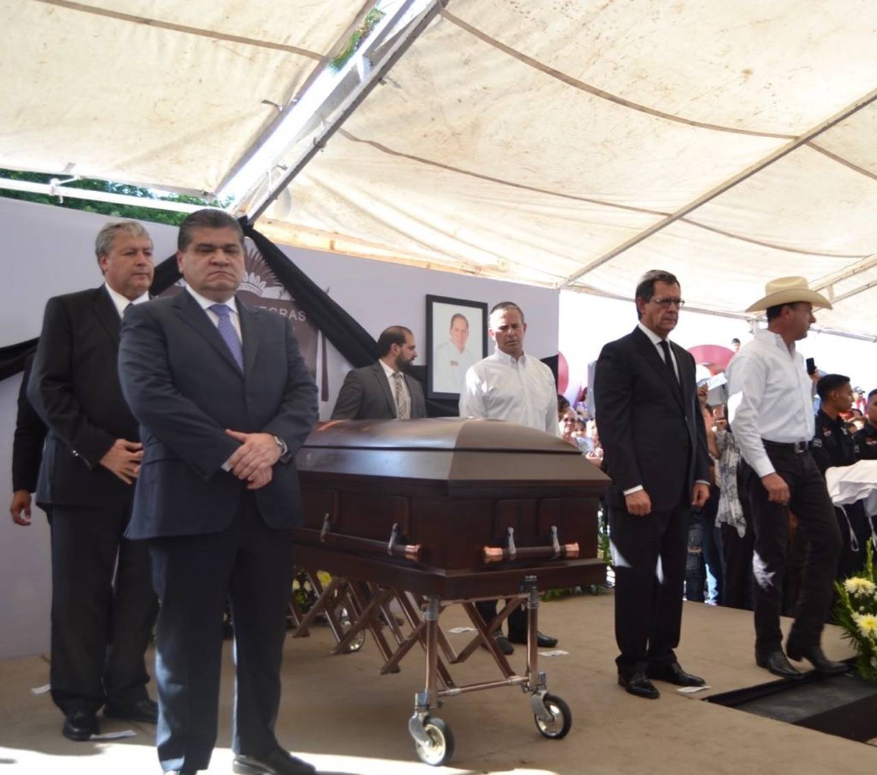 Guardia de honor. Roberto Campa Cifrián, titular de la Secretaría del Trabajo, representó a Enrique Peña Nieto en el funeral de  Fernando Purón Johnston.