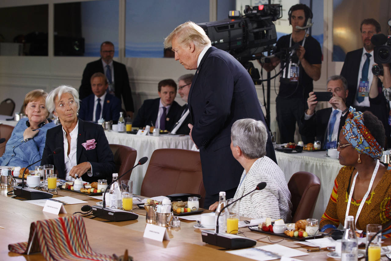 A su estilo. El presidente Donald Trump llegó tarde al desayuno del Consejo Asesor de Igualdad de Género durante la cumbre del G7, en Charlevoix, Canadá. Desde la izquierda, la canciller alemana Angela Merkel, la directora gerente del FMI, Christine Lagarde.