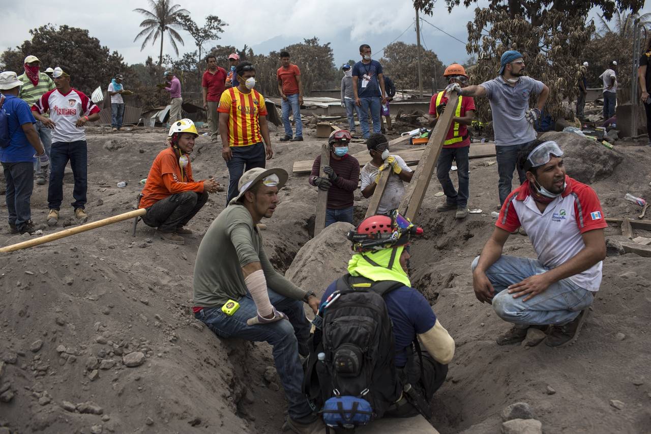 Parados. Los voluntarios ha tenido que detener las labores de rescate por el riesgo de un nuevo lahar volcánico.