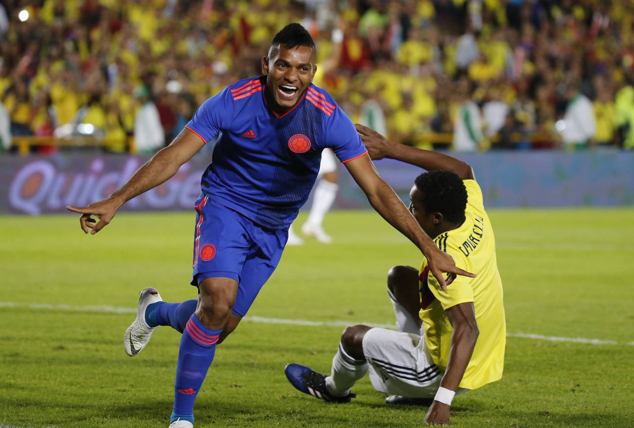 El colombiano Frank Fabra tras marcar un gol en un amistoso en Bogotá. (AP)