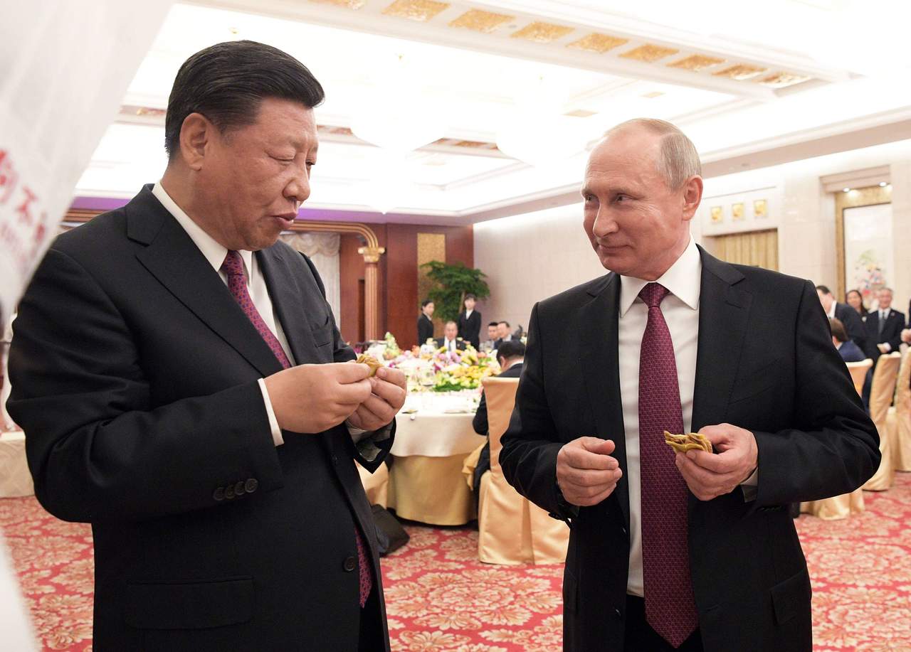 El presidente chino Xi Jinping (izquierda), conversa con un sonrienteVladimir Putin, mandatario ruso, durante una ceremonia en Pekín el viernes, previo al inicio de la cumbre de la OSC en Qingdao, China.