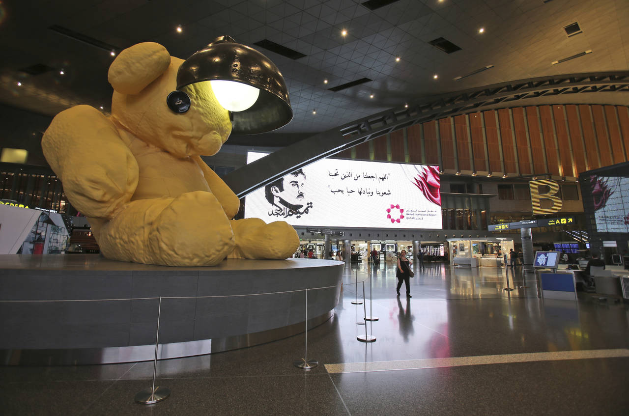En esta imagen del 6 de mayo de 2018, se observa un enorme oso de felpa que adorna el Aeropuerto Internacional Hamad en Doha, Catar. (AP)