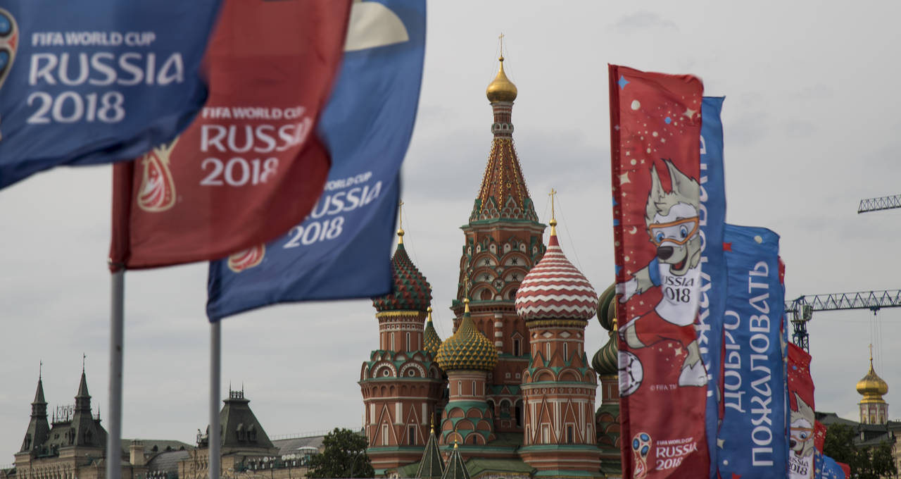 Banderas con la imagen del Mundial de Rusia 2018 ondean en la Catedral de San Basilio, templo ortodoxo situado en la Plaza Roja de Moscú. (Fotografías de AP)