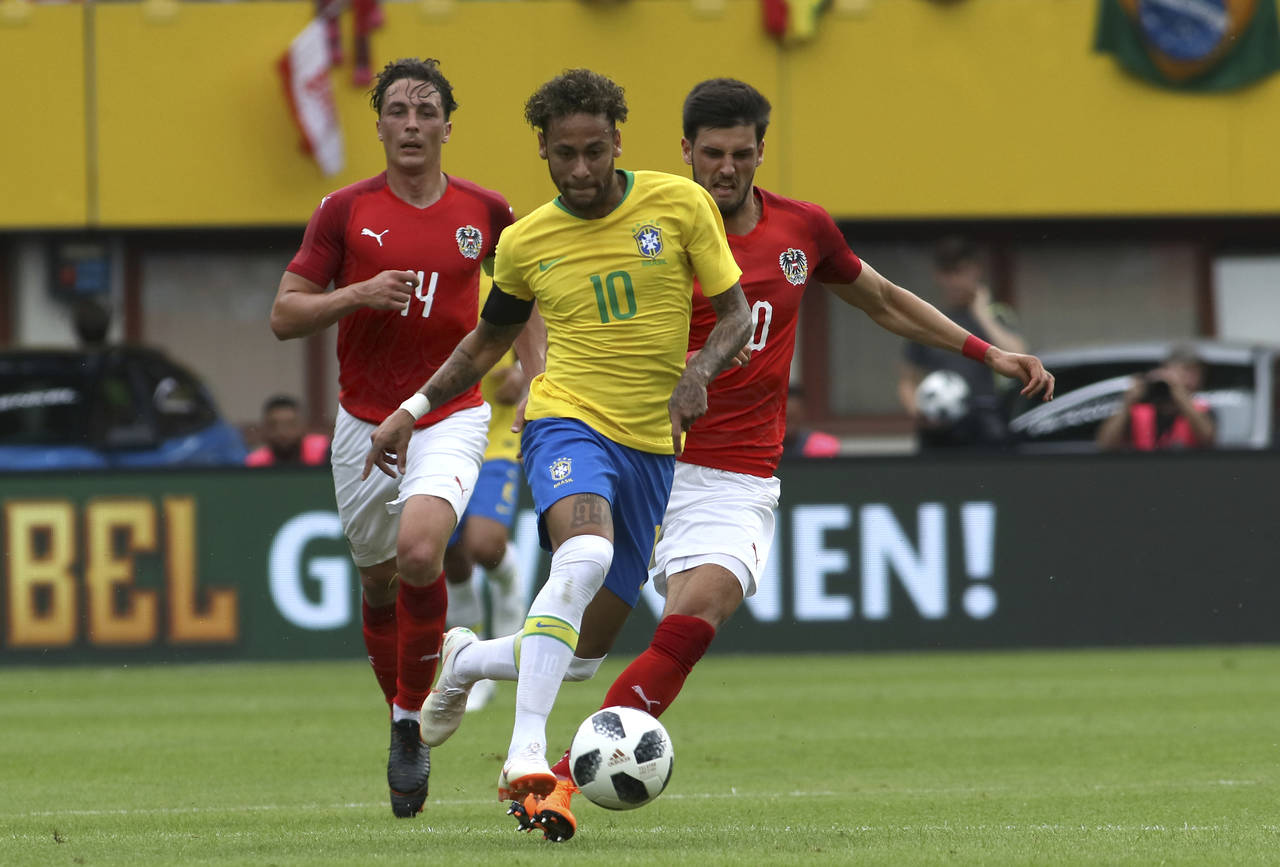 El brasileño Neymar deja atrás a los austriacos Julian Baumgartlinger, a la izquierda, y Florian Grillitsch durante el duelo amistoso en Viena. Neymar brilla y Brasil vence a Austria 