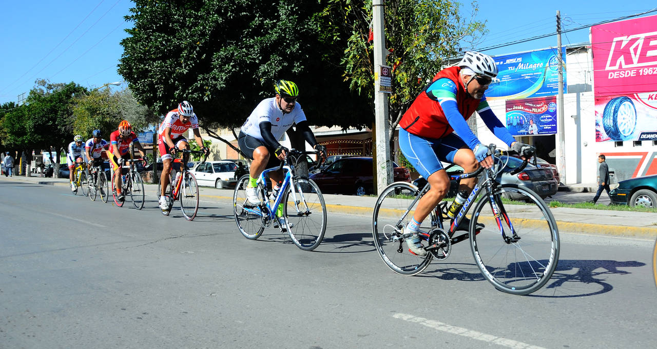 Los ciclistas de diferentes categorías, tomaron parte en la carrera tipo circuito celebrada en el Boulevard Miguel Alemán de Lerdo. (Archivo)