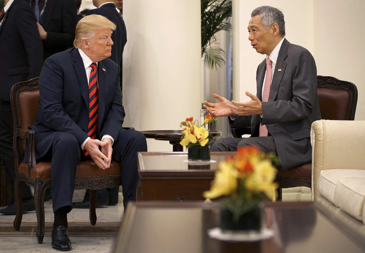 Trump, quien llegó un día antes para prepararse para la histórica cumbre del martes, hizo el comentario en un almuerzo con el primer ministro de Singapur, Lee Hsien Loong. (AP)